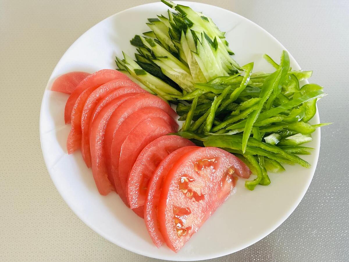 北斗晶さん「豚ひき肉で夏野菜たっぷりレタス包み」