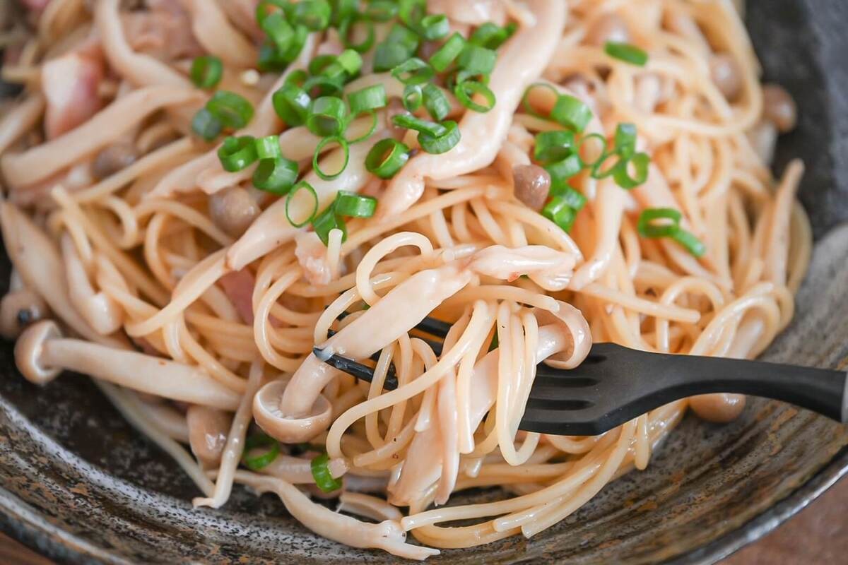 「ベーコンとしめじの和風レモンパスタ」のレシピ