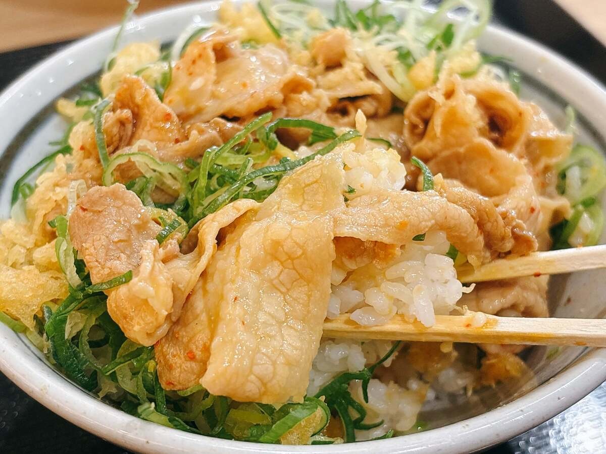 丸亀製麺「こく旨豚玉ぶっかけ 並（税込890円）