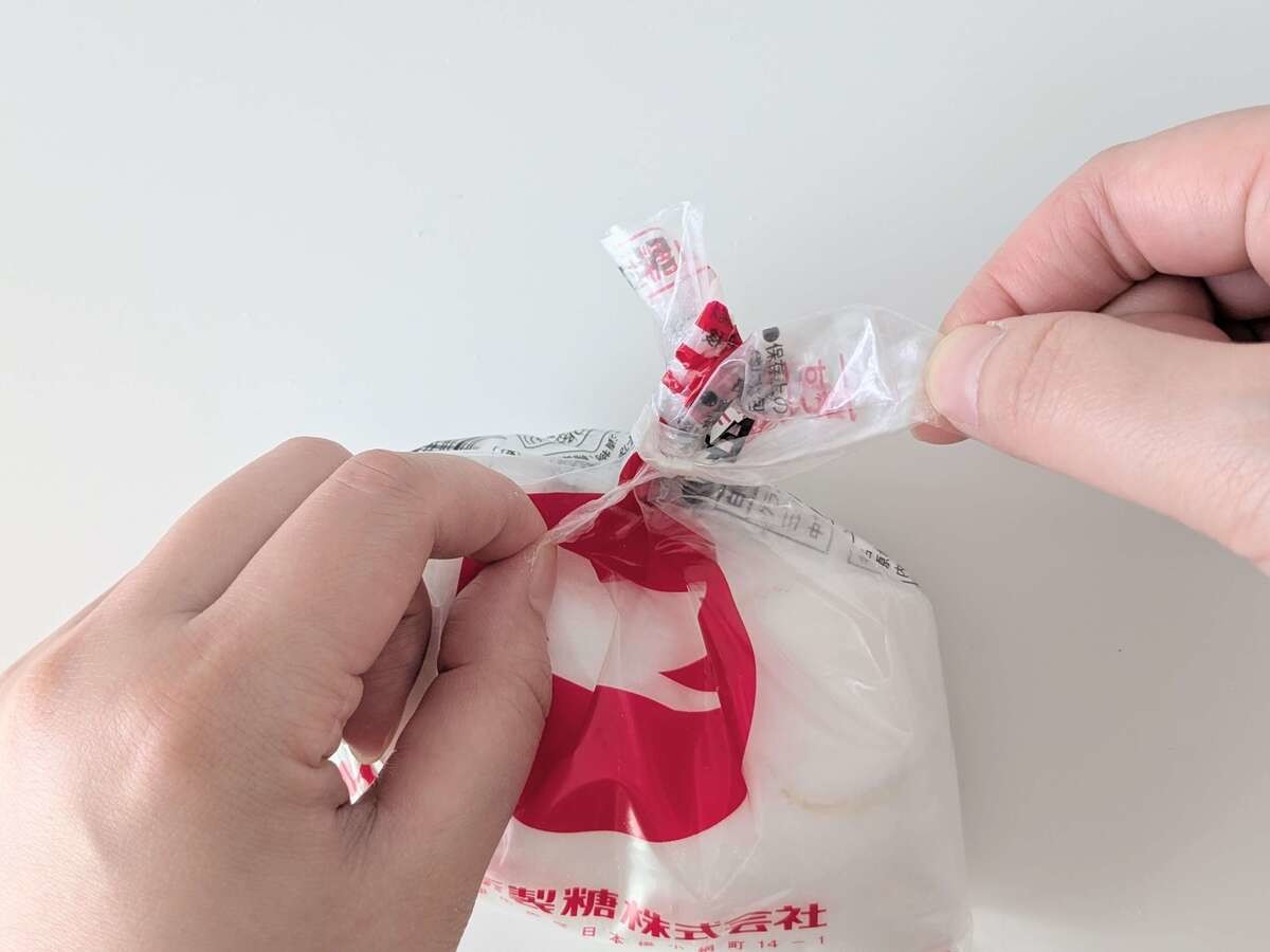 お菓子の袋を閉じる裏ワザ