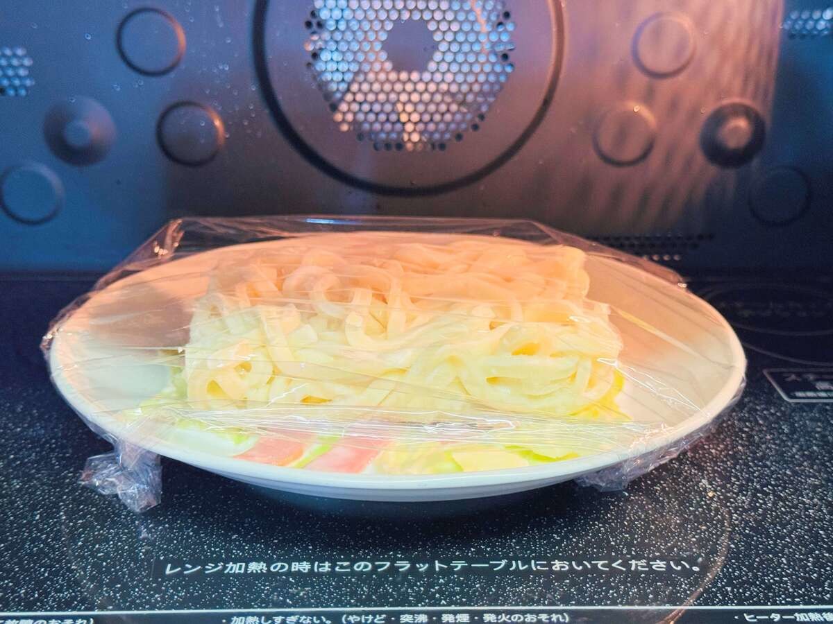 山本ゆりさんレシピ『キャベツとベーコンのチーズうどん』