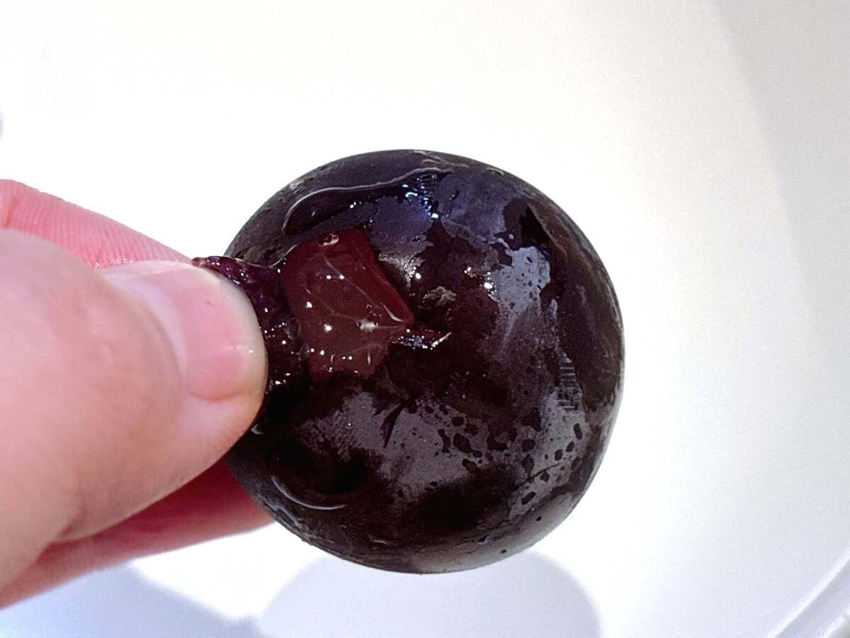 ぶどうの皮は「軸側から」剥かない！