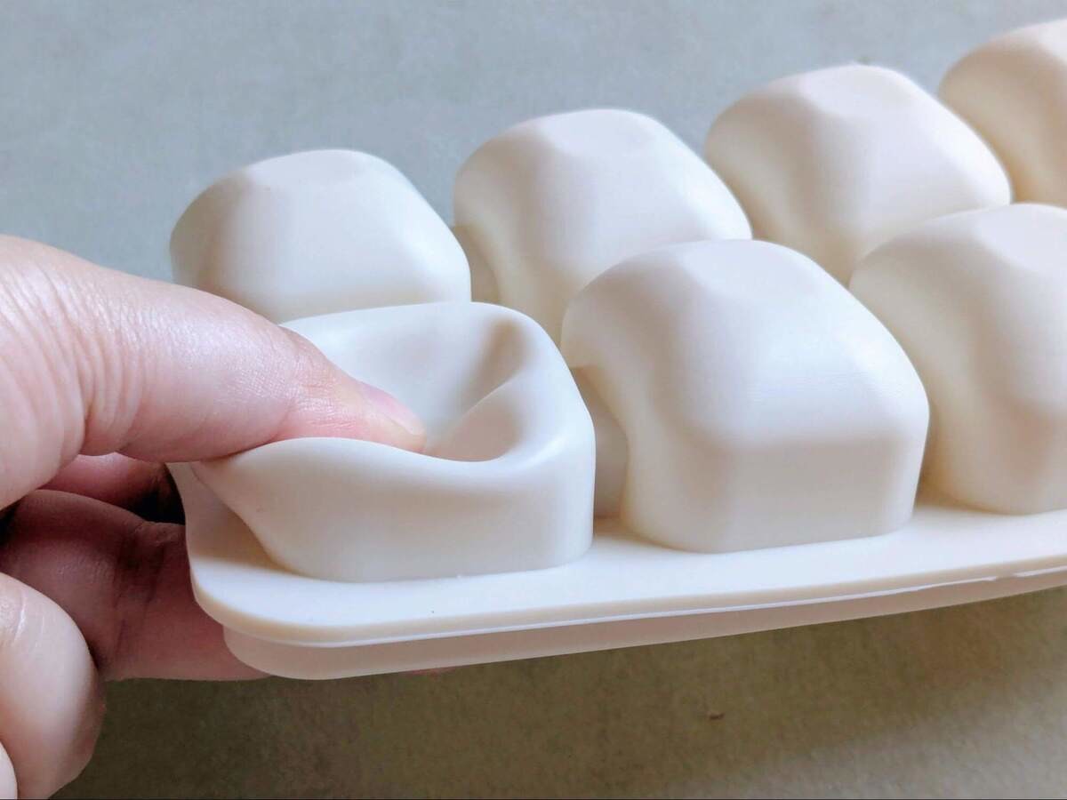 氷も薬味もこれに保存！シリコーン素材で取り出しラクラク
