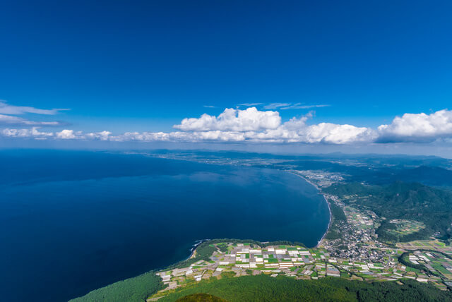 日本を囲む海は日本海と太平洋とオホーツク海とあとどこ？