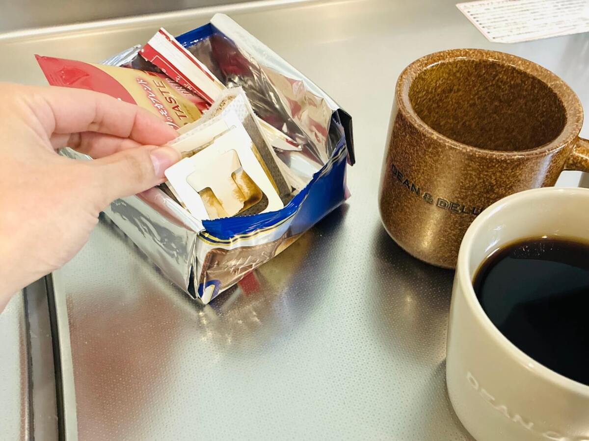 個包装されたお菓子の大袋、捨てたらダメ