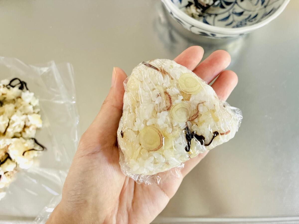 小林まさみさん「みょうがと塩昆布のおにぎり」のレシピ