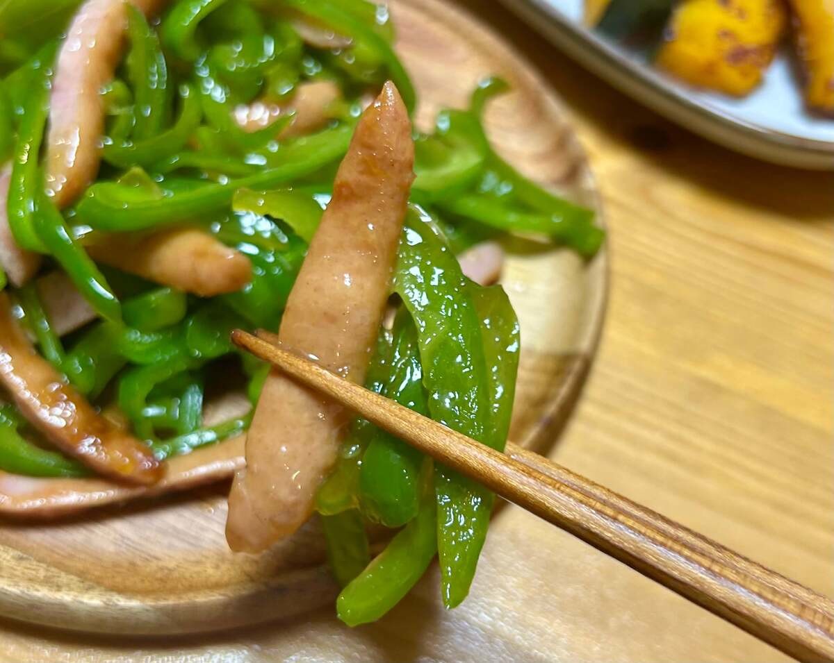 丸大食品公式「ウインナーとピーマンのチンジャオロース風」
