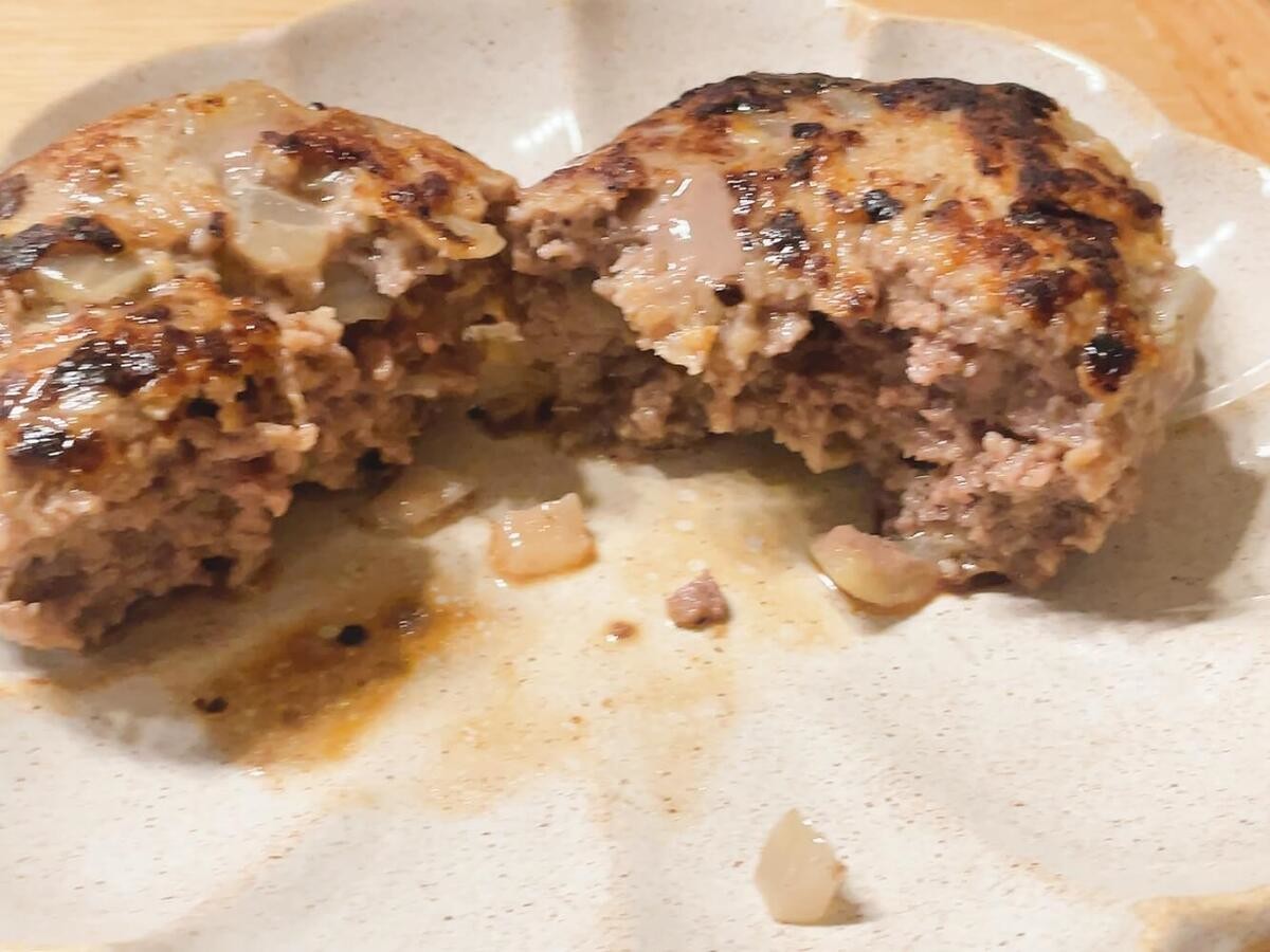 ハンバーグに氷(クラッシュアイス)を入れて焼くレシピ