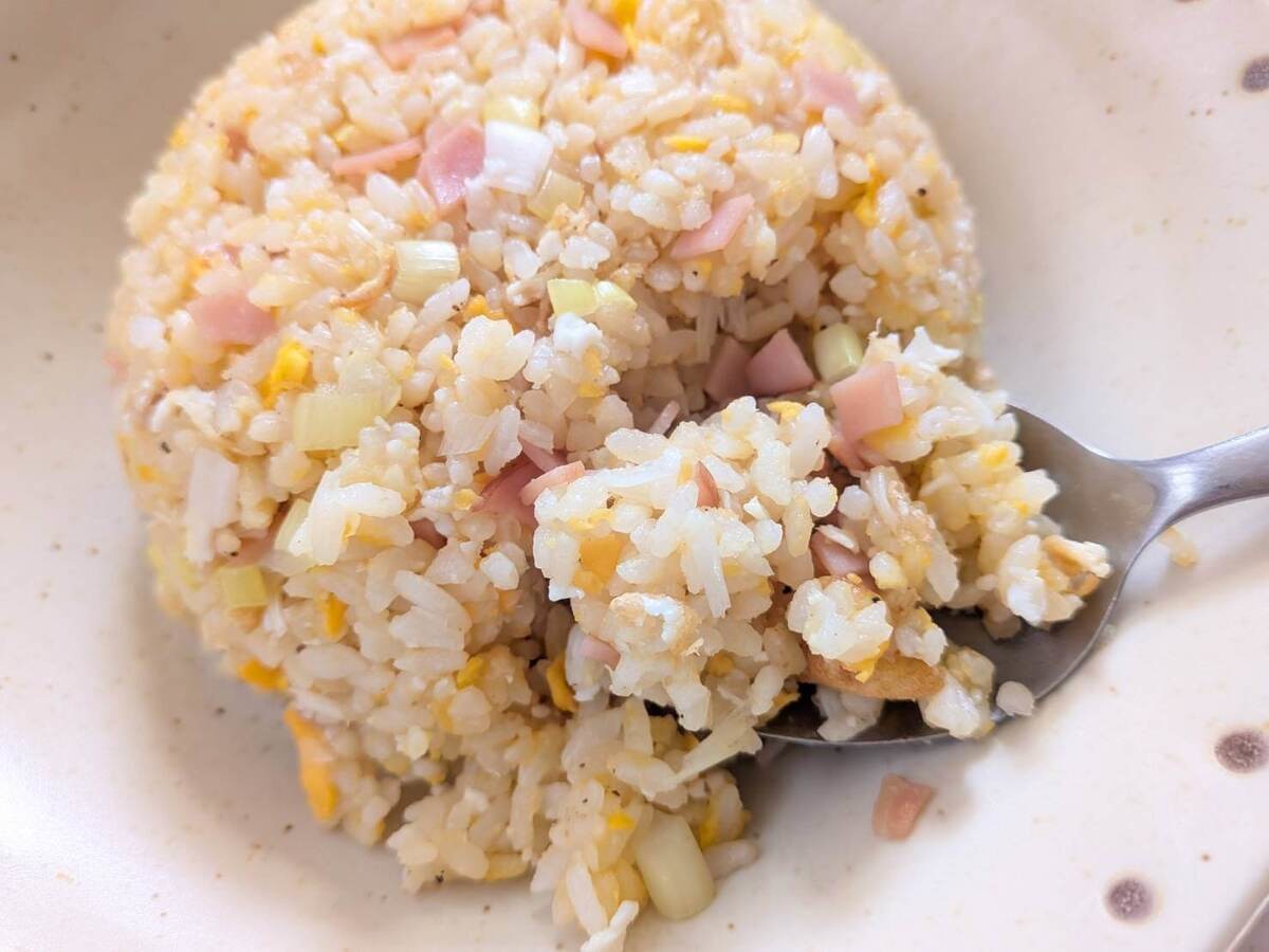 目玉焼きの旨味しみ込む黄金チャーハン