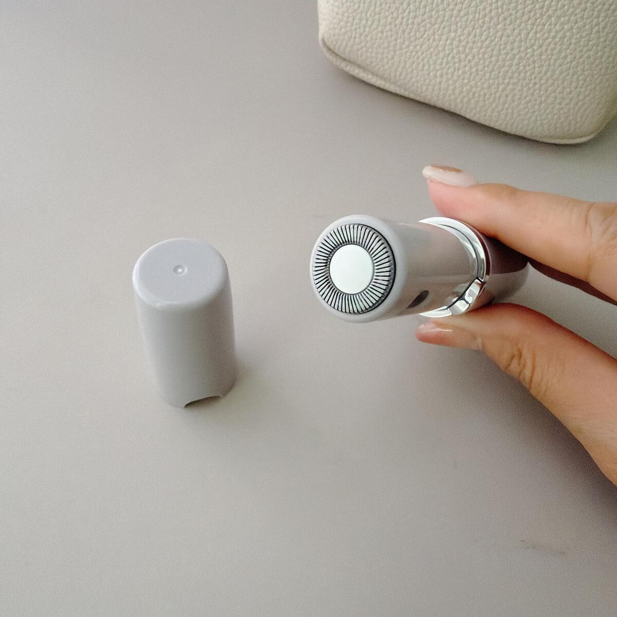 LEDライト付きコンパクトシェーバー