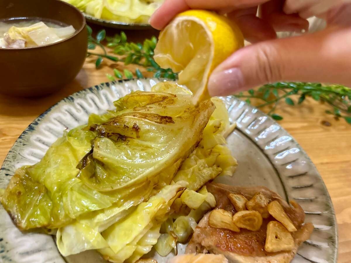 舘野鏡子さん「春キャベツと鶏肉のガーリックステーキ」