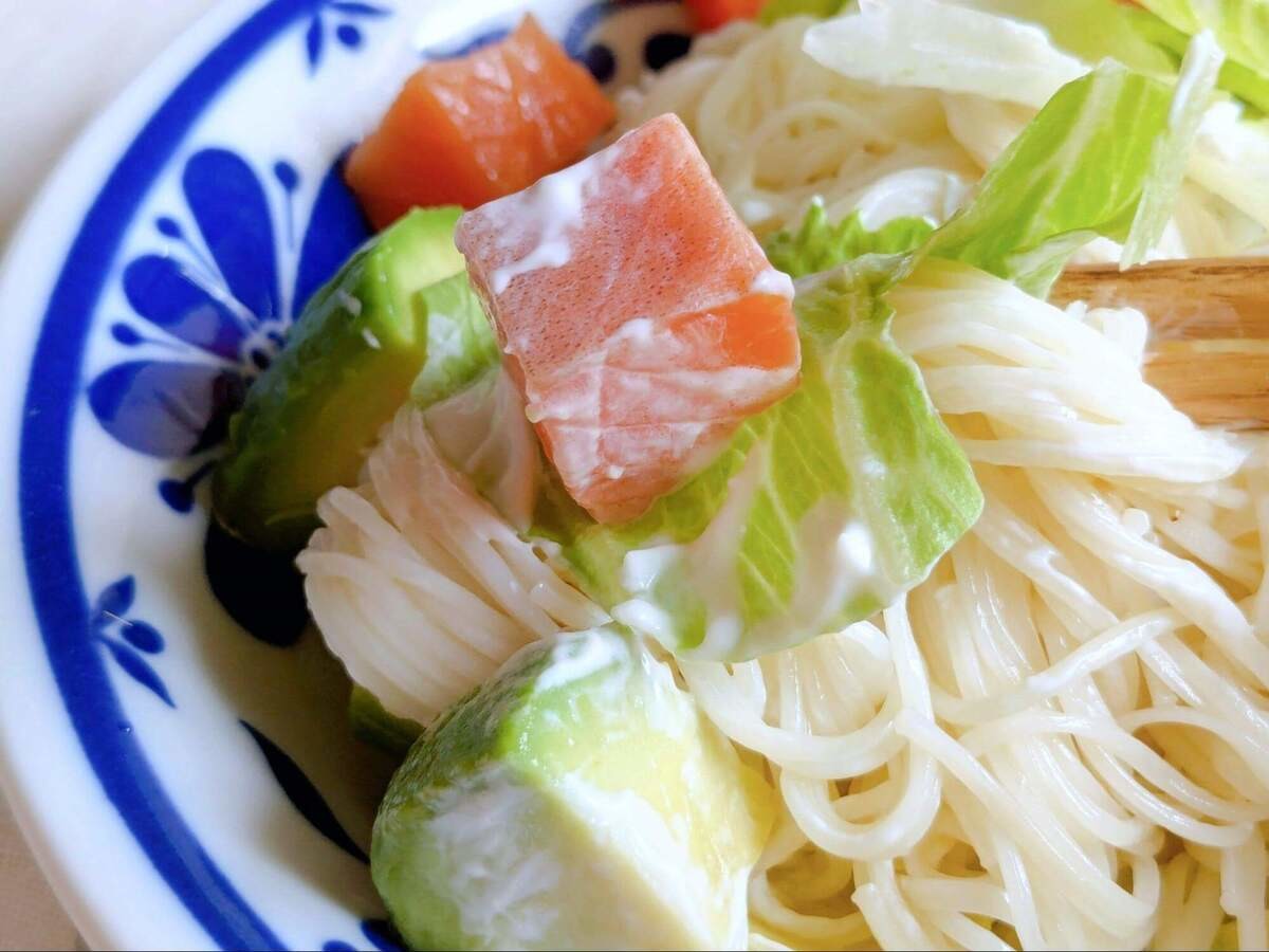 揖保乃糸®公式「サーモンとアボカドのそうめん」のレシピ