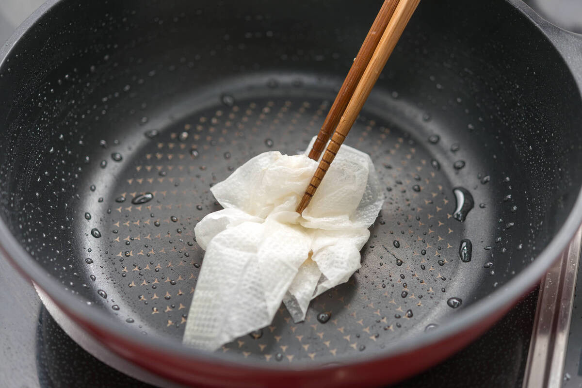 油をふき取ったキッチンペーパー