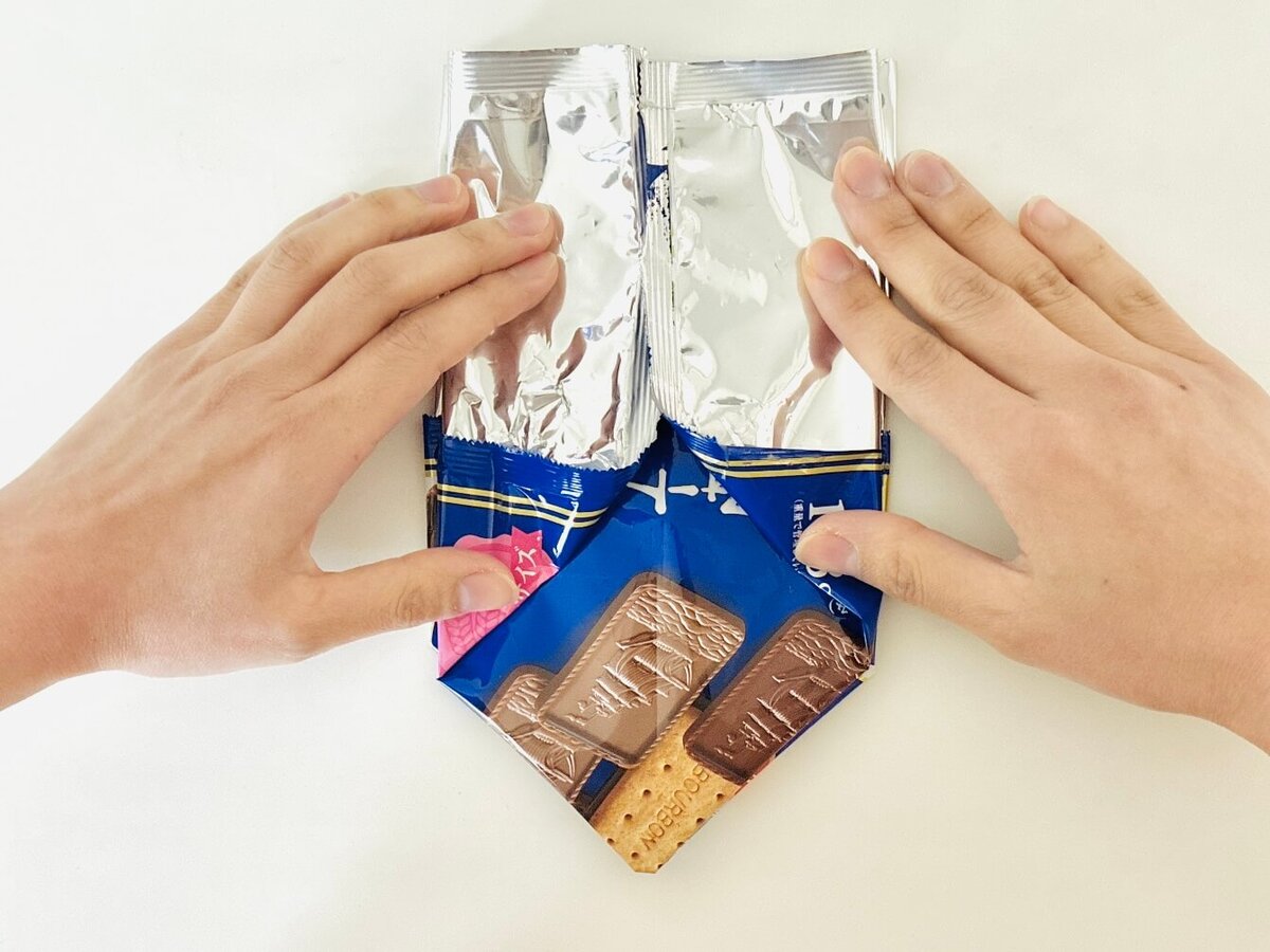 個包装されたお菓子の大袋、捨てたらダメ