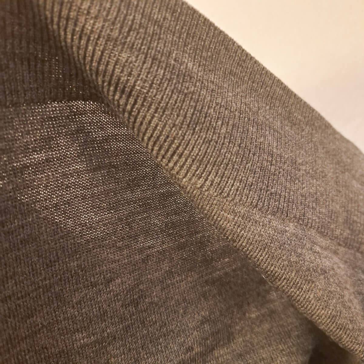 ユニクロ「メリノポロセーター」