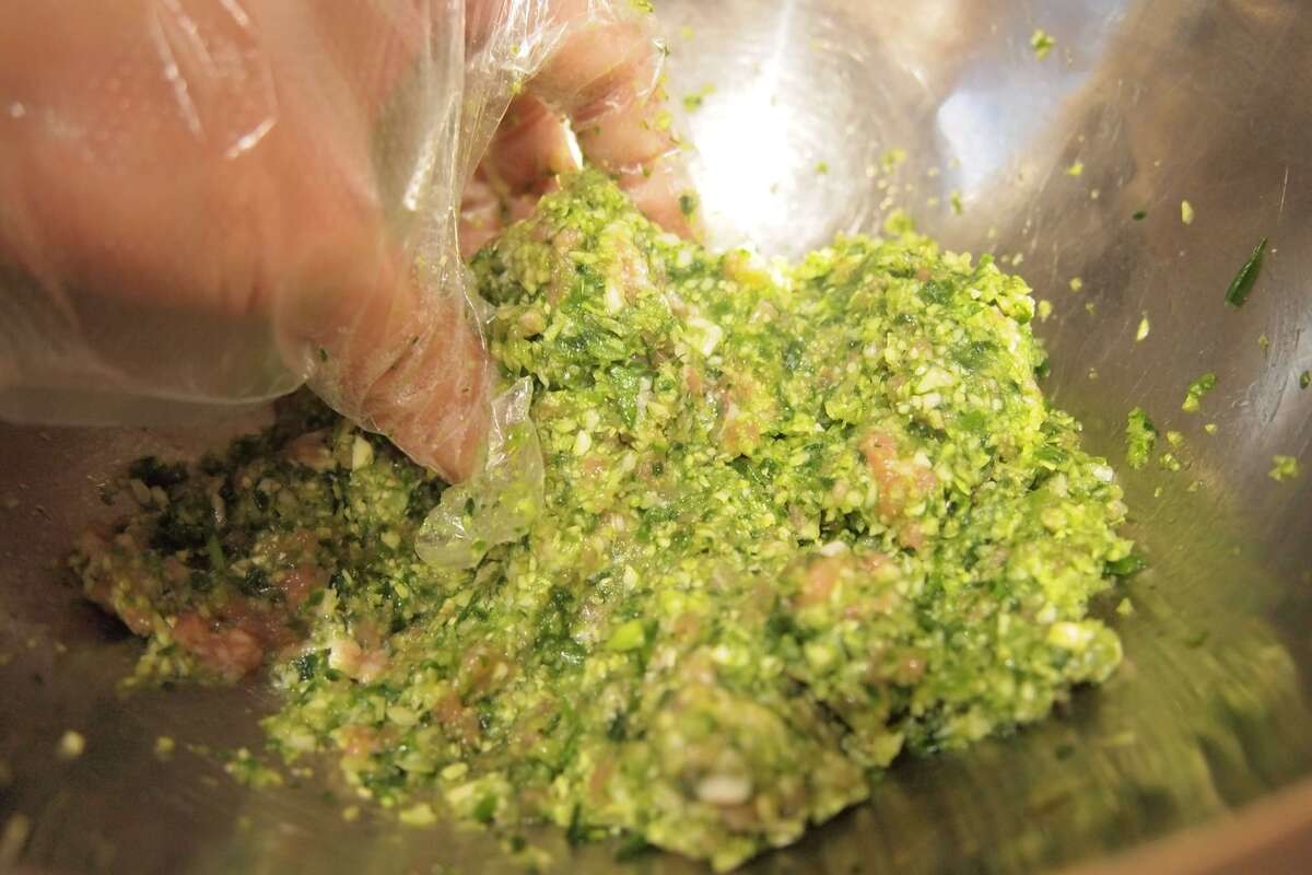 八百屋のシェフアキオさん「涙の使徒が包む旨味たっぷりのスープ餃子」のレシピ