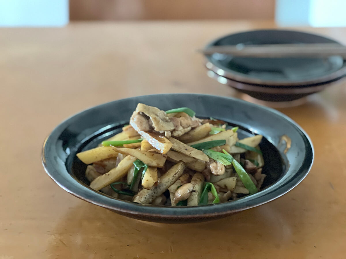 今井亮さん「鶏肉とれんこんの黒こしょう炒め」のレシピ