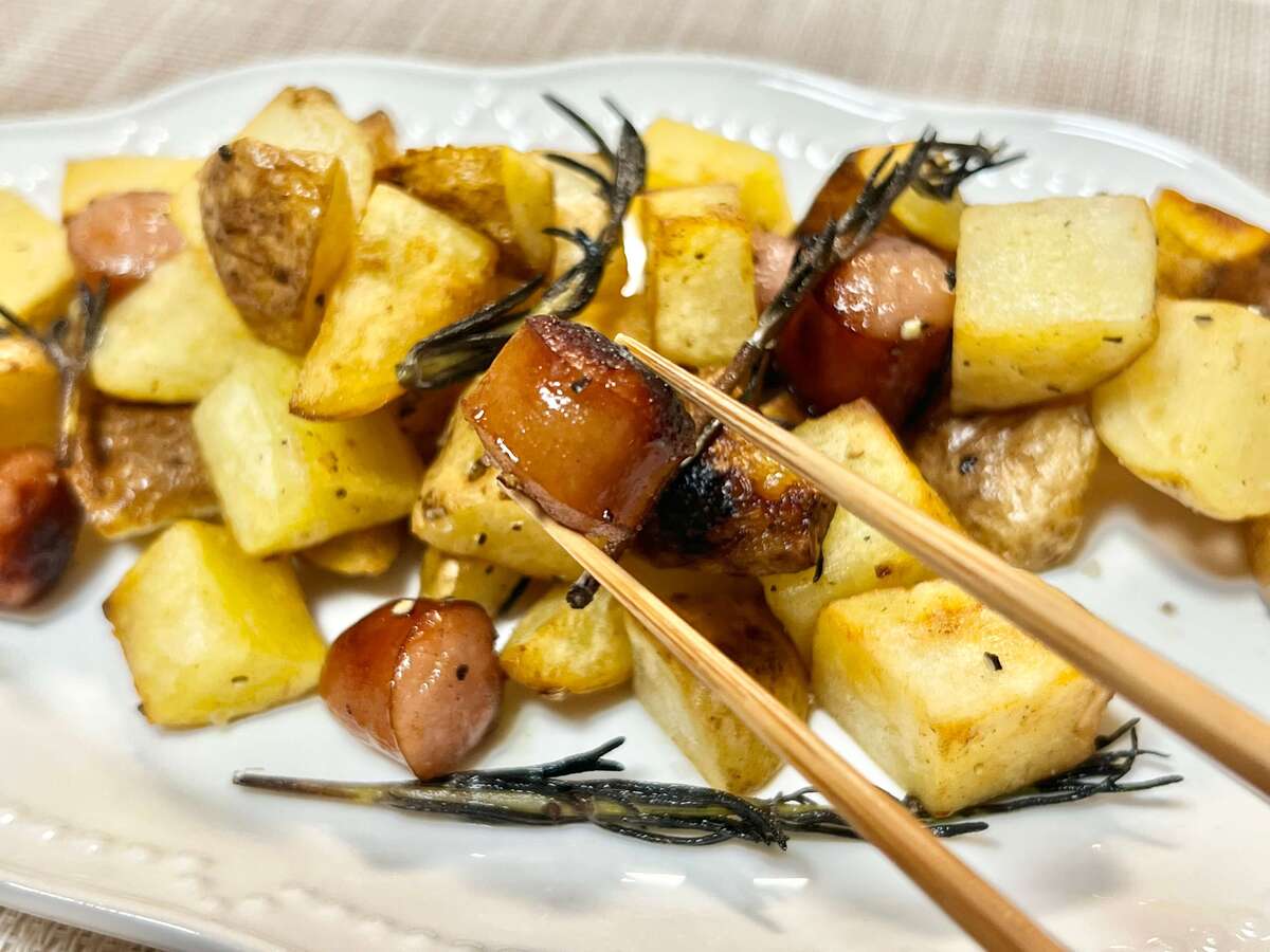 カリカリポテトとウインナーのハーブ炒め