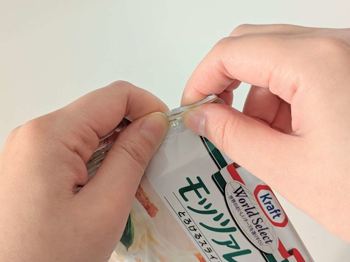 チャック無しでも中身が出ない裏ワザ