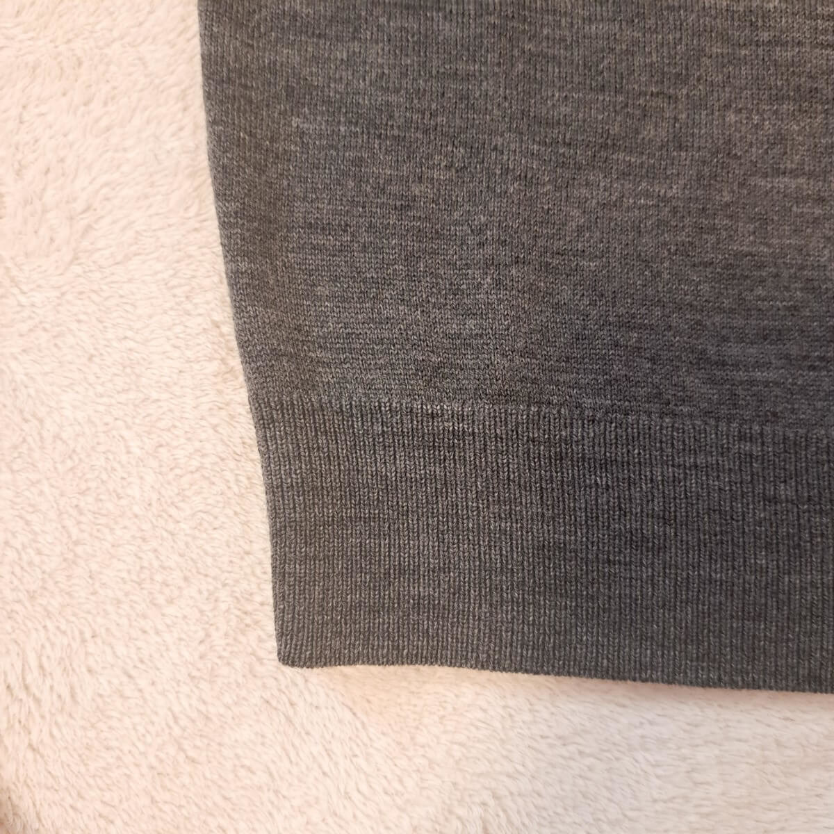 ユニクロ「メリノポロセーター」