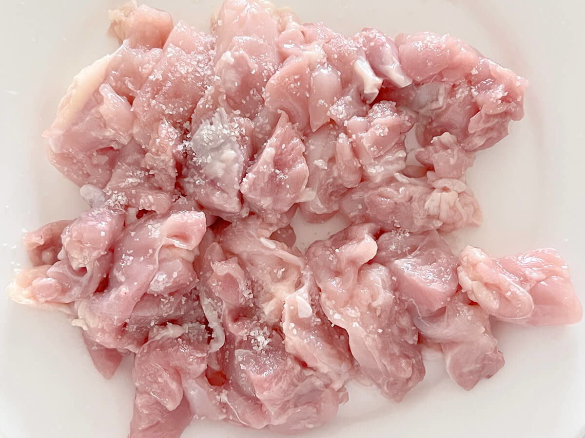 今井亮さん「鶏肉とれんこんの黒こしょう炒め」のレシピ