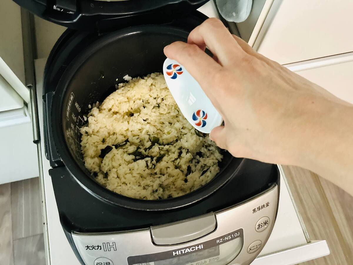 おうちごはんせいさくぶさん「わかめスープのもとでわかめ炊き込みご飯」のレシピ