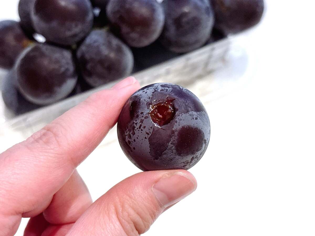 ぶどうの皮は「軸側から」剥かない！