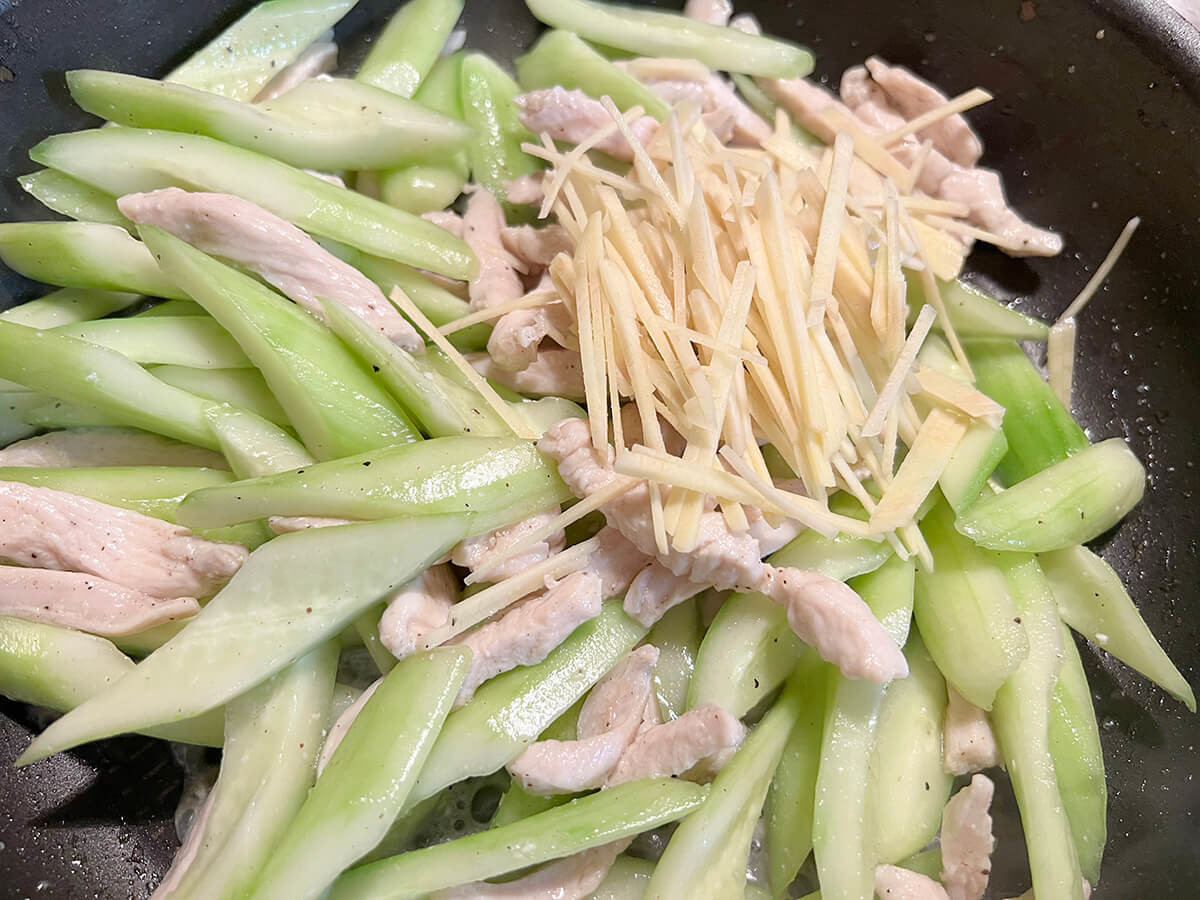 きゅうりと鶏肉の炒めもの