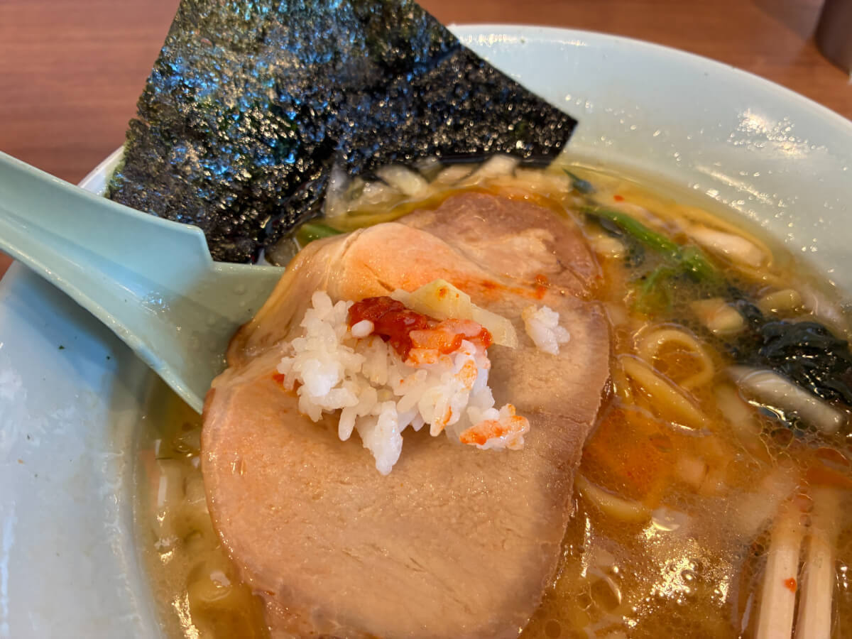 町田商店「豚骨醤油ラーメン＋ライス」の背徳感たっぷりの食べ方