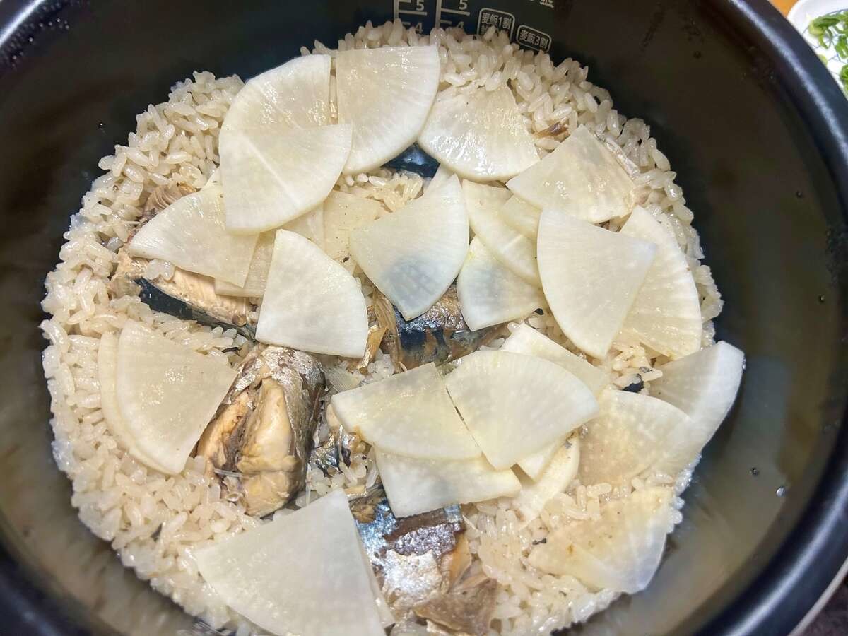 サバ缶と大根のおかず炊き込み