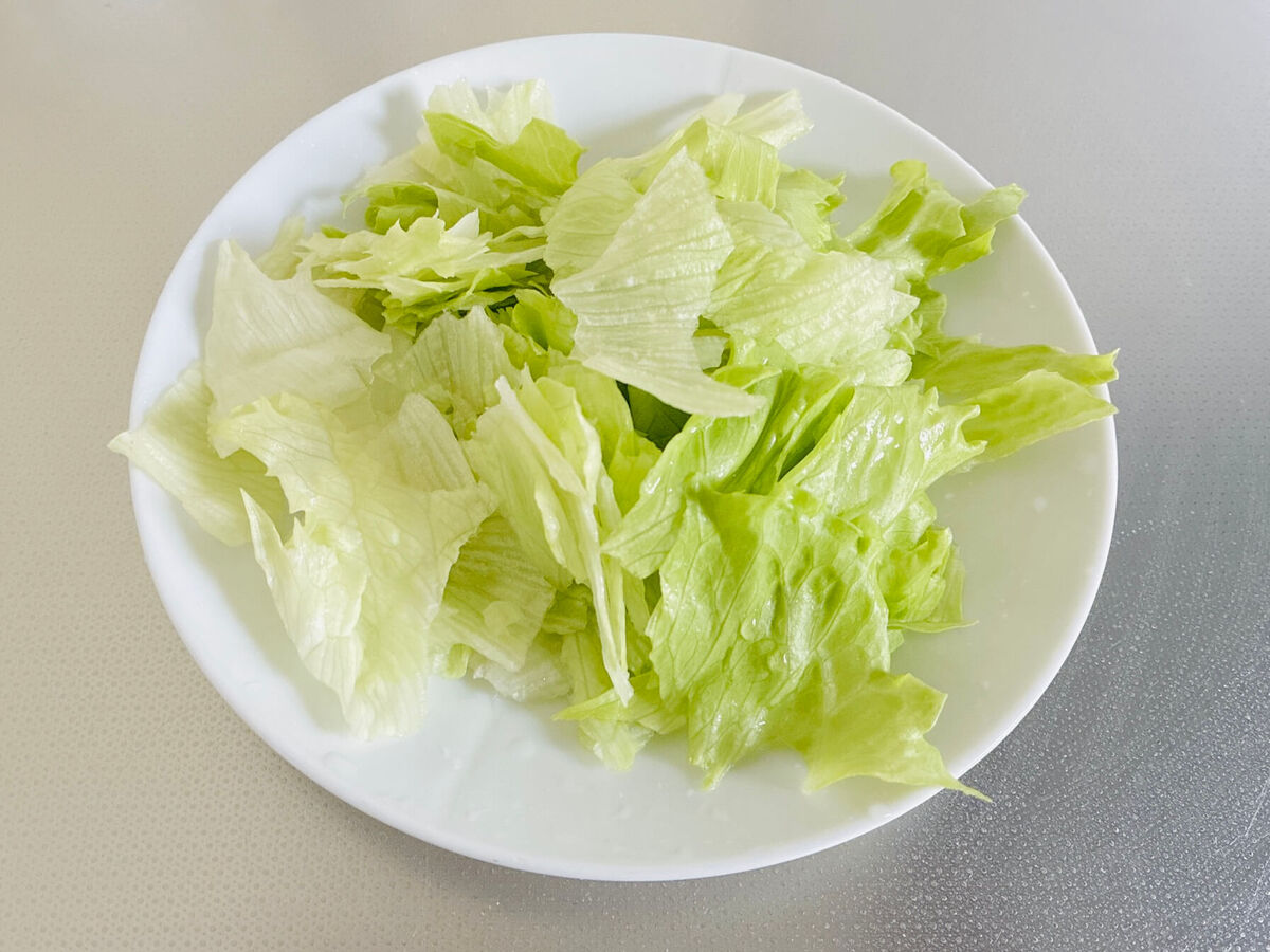 冷凍炒飯のアレンジ「レタス＆レモン」