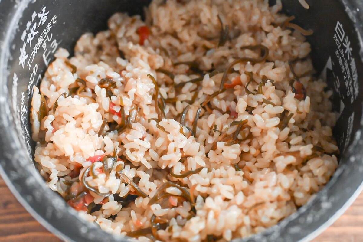 塩こんぶと梅の炊き込みご飯
