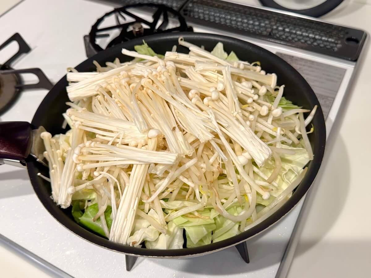 ざく切りキャベツと豚肉の蒸し焼き