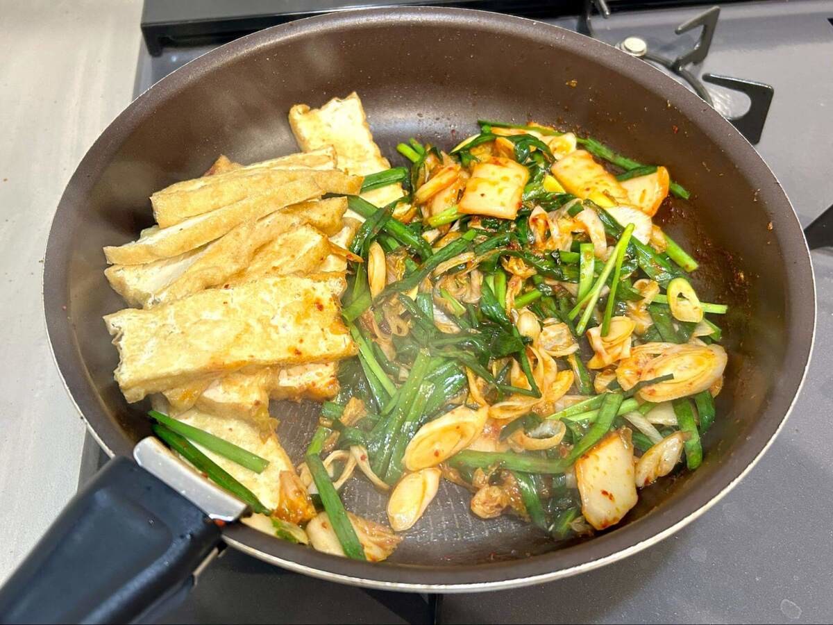 「キムチ厚揚げ焼きうどん」