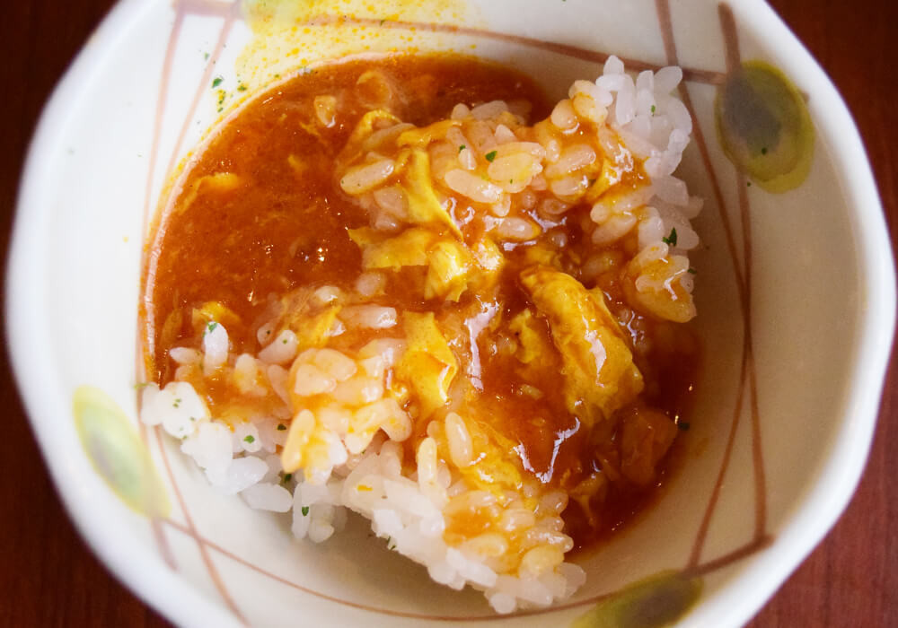 丸亀製麺「海老カツトマたまカレーうどん（ひと口ごはん付き）」