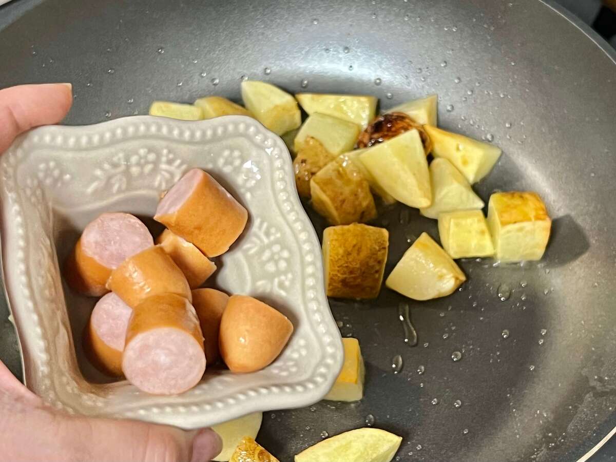 カリカリポテトとウインナーのハーブ炒め