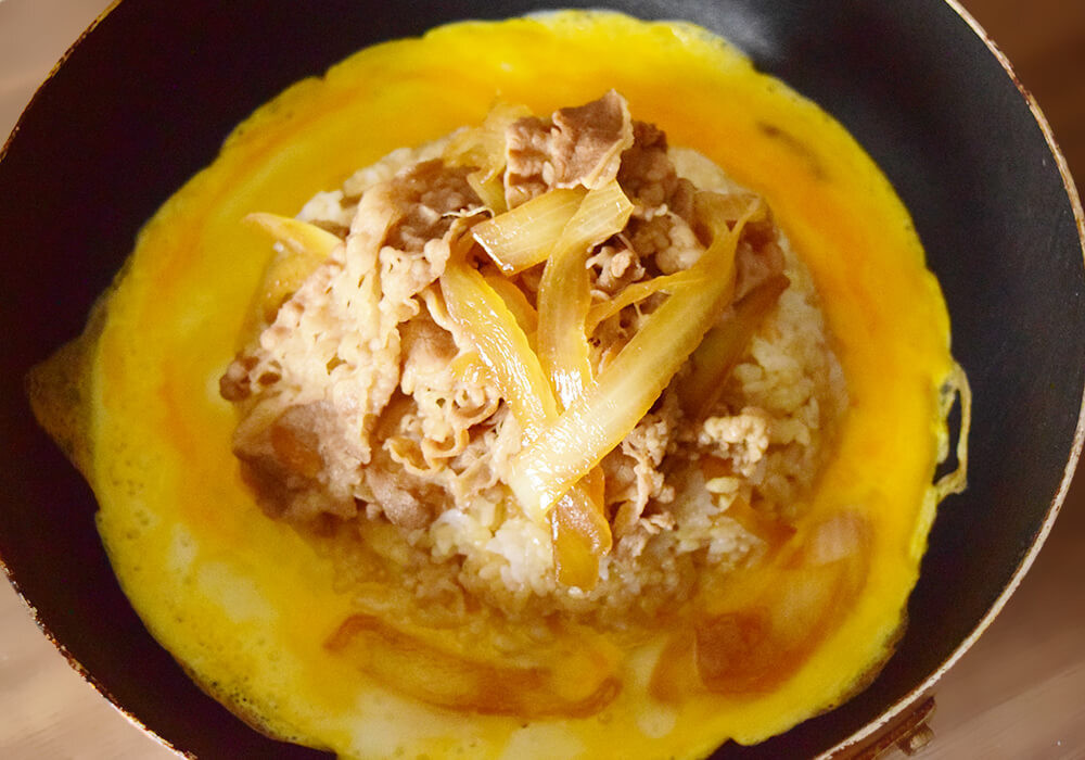 吉野家の牛丼アレンジ「とろとろ卵の鉄板牛ネギ焼飯」