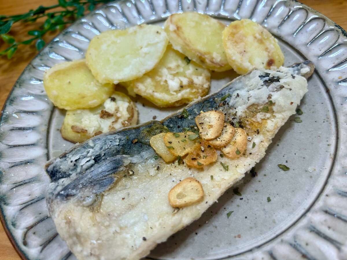 山本ゆりさん「塩サバとじゃがいものガーリック焼き」