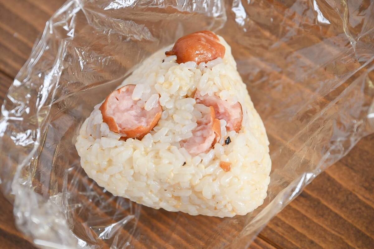 セブンプレミアム公式「金のウインナーでやみつきのにんにくバター飯」のレシピ