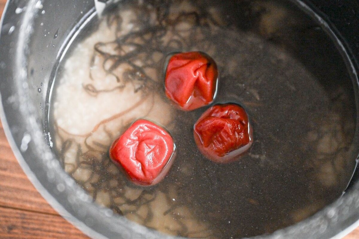 塩こんぶと梅の炊き込みご飯