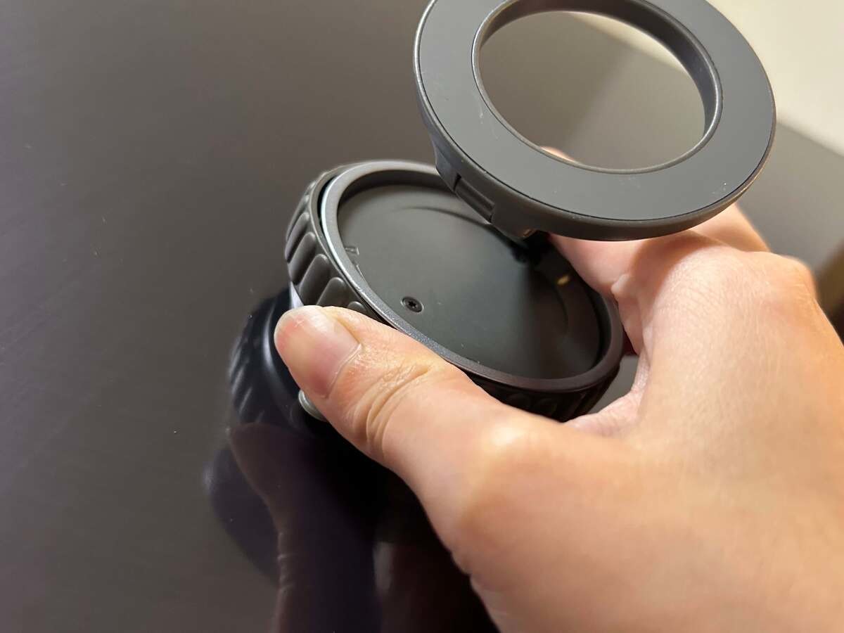 スリーコインズの「真空吸着マグネットリングスタンド」