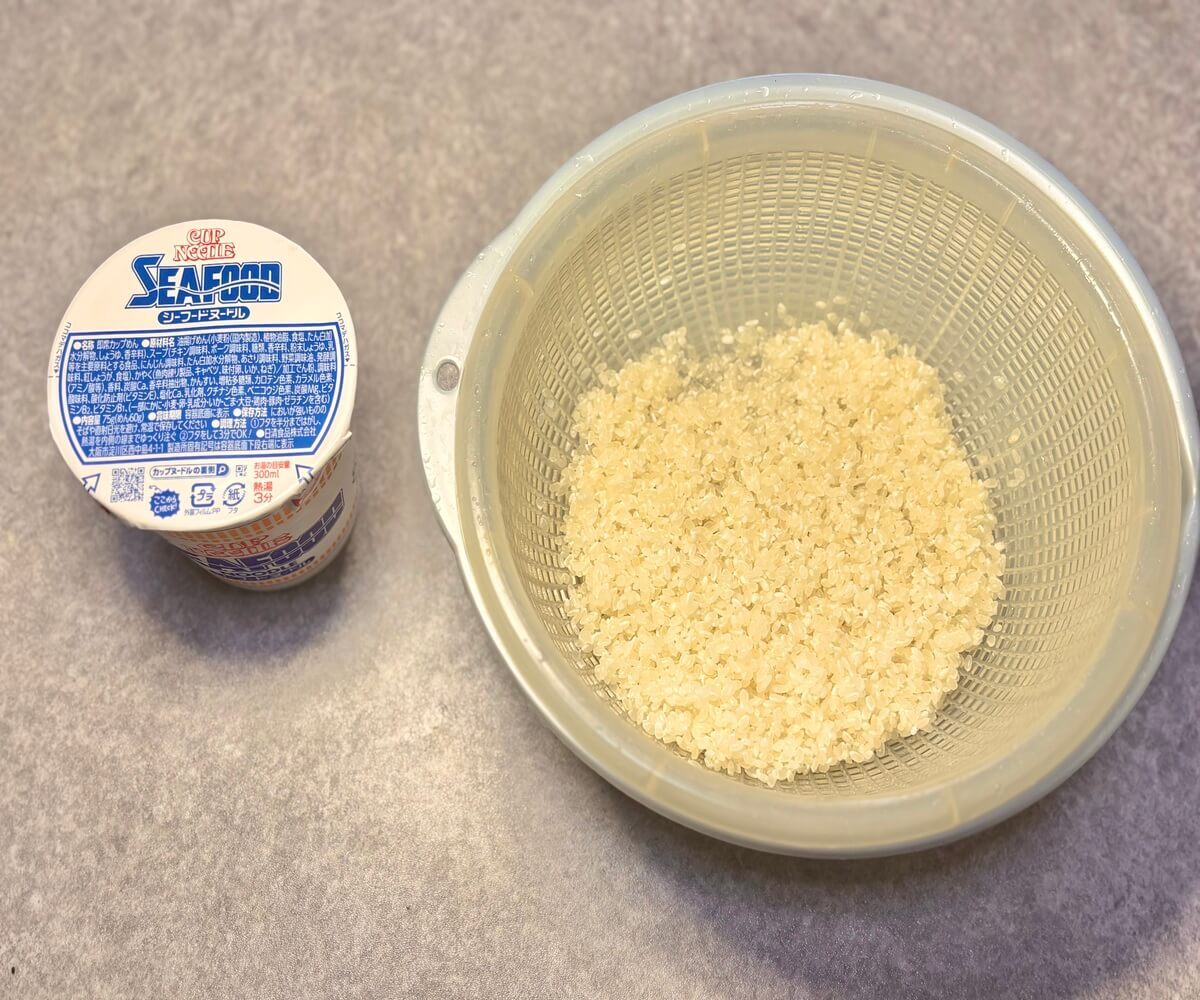 炊飯器で簡単!カップヌードルで作るシーフードピラフ