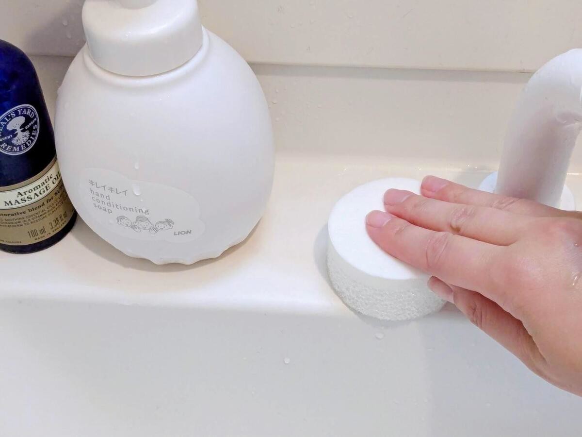 玄関やベランダがピカピカに「ハンディタイルブラシ」