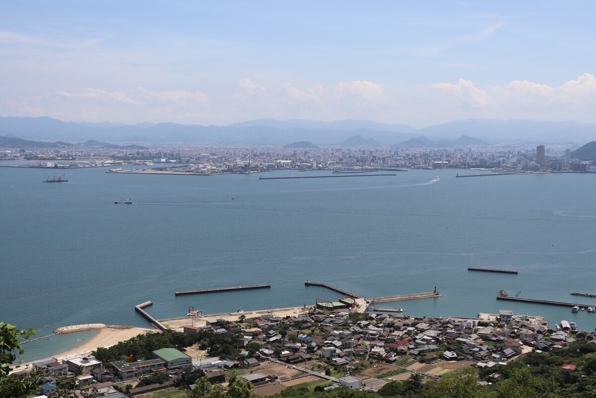 高松市からフェリーで約20分「女木島」とは？