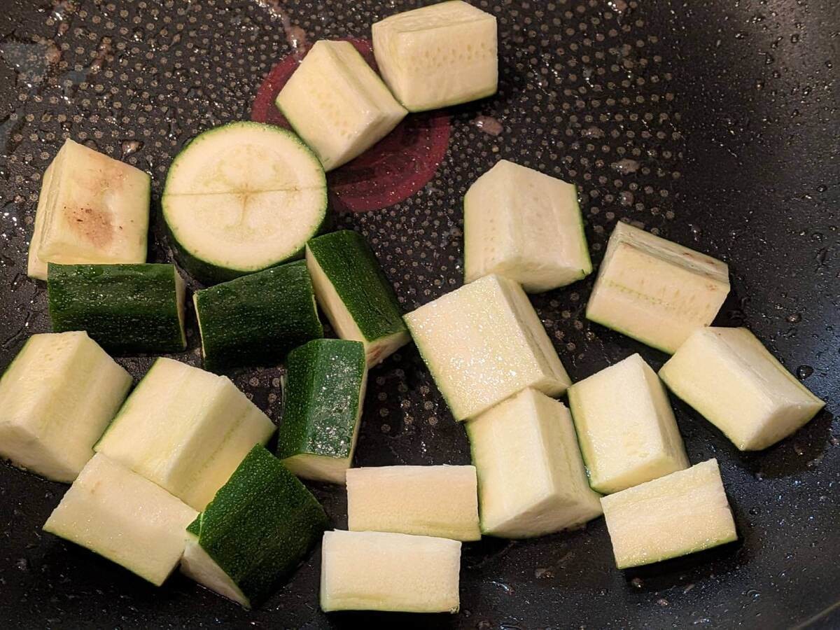 和田明日香さん「サイコロステーキおろしソース」