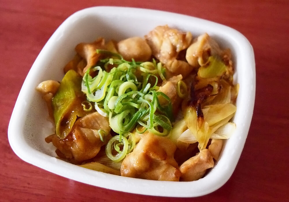 焦がしねぎ焼き鳥丼