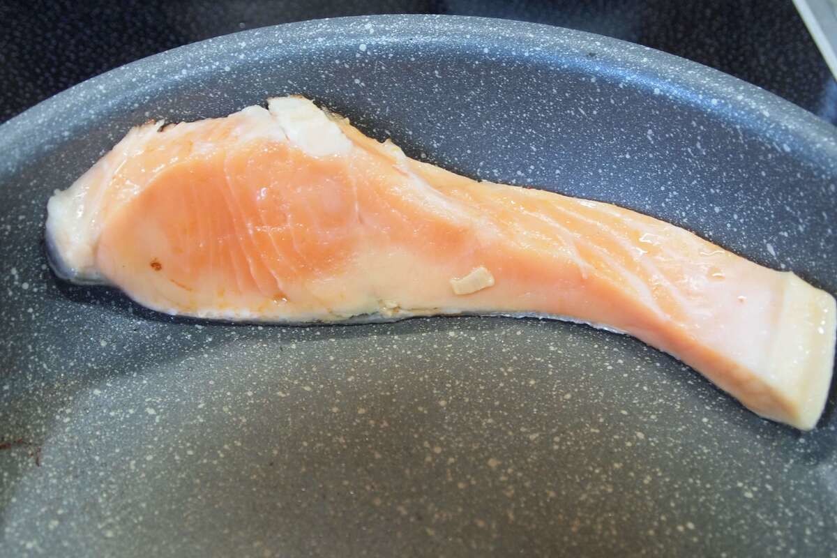 ZIPで話題！蒸し焼きでふっくら？【“ギョーザ方式”の焼き鮭