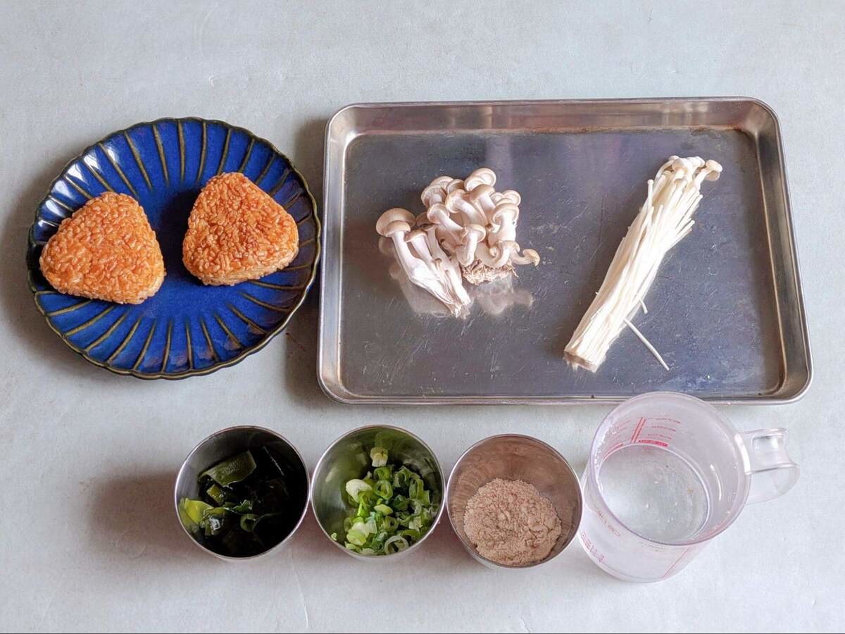『焼おにぎり』入りわかめスープ