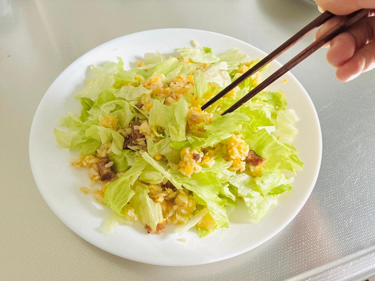 冷凍炒飯のアレンジ「レタス＆レモン」