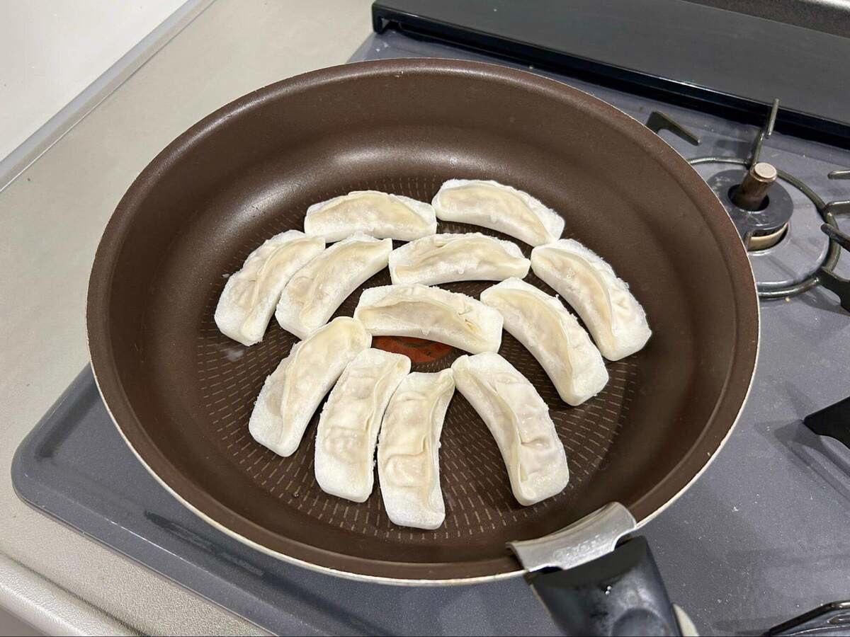 けんますクッキングさん「餃子ピザ」のレシピ